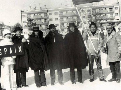 Los esquiadores &Aacute;ngel Baranda, Conchita Puig, Aurelio Garc&iacute;a y Paquito con los sombreros en Sapporo.