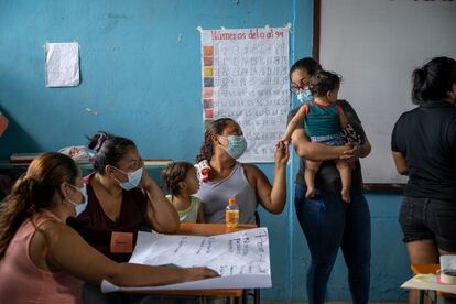 El proyecto Integra Honduras de la ONG humanitaria imparte formación para motivar a las mujeres hondureñas -en su mayoría deportadas de EE.UU.- a que permanezcan en su país y se desarrollen profesionalmente.