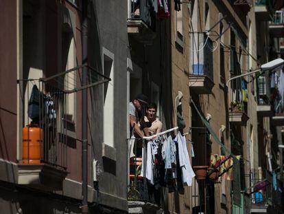 Dos veïns de la Barceloneta, en un balcó.