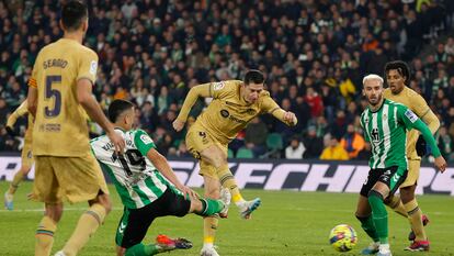 Robert Lewandowski marca el segundo gol del Barcelona ante el Betis durante el partido de la Liga, en el Benito Villamarín este miércoles.