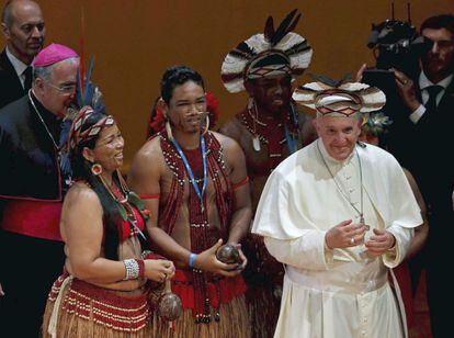 El Papa luce un sombrero típico de la tribu brasileña Pataxo, durante su primera visita oficial a Brasil, el 27 de julio de 2013.