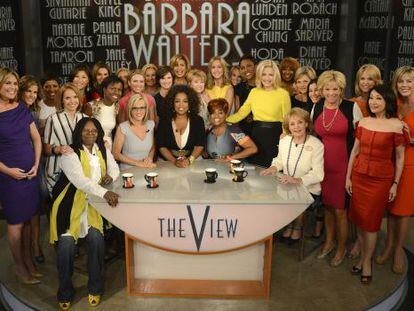 Barbara Walters (sentada en el extremo derecho de la mesa, de blanco), abrazada por su &quot;legado&quot; de periodistas y presentadoras este viernes.