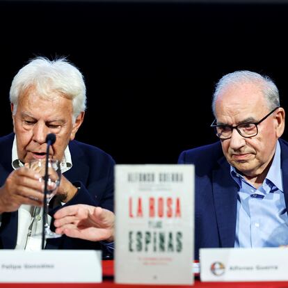 El expresidente del Gobierno Felipe González durante la presentación del libro 'La rosa y las espinas' del exvicepresidente del Gobierno Alfonso Guerra, este miércoles en Madrid.
