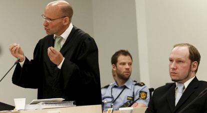 Breivik junto a su abogado defensor Geir Lippestad