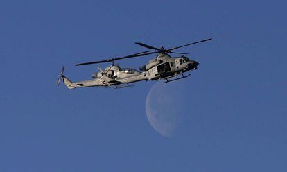 Dos helicópteros son avistados con la luna de fondo.