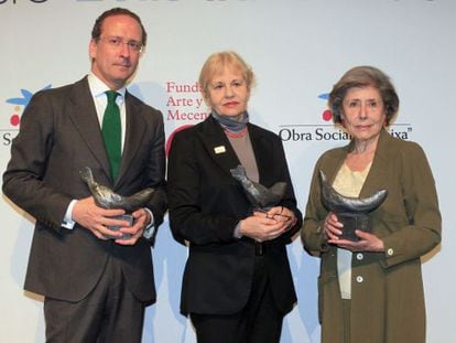 Manuel Fontán, de la Fundación Juan March, Eva Lootz y Elvira González, en la entrega de los Premios de la Fundación Arte y Mecenazgo.