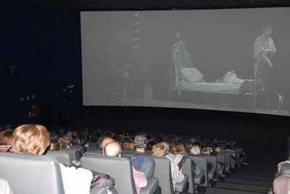 Una sala de cine de Madrid proyecta de 'La Boheme' en la Fenice de Venecia.