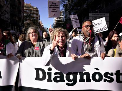 Protesta de profesionales sanitarios, este miércoles en Barcelona.