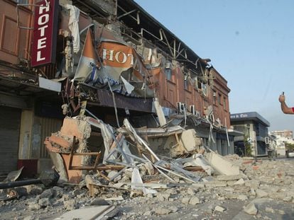 Santiago, Talca, Vaparaíso y Concepción son las ciudades más afectadas. En las imagen, edificio destruído por el deísmo en Talca