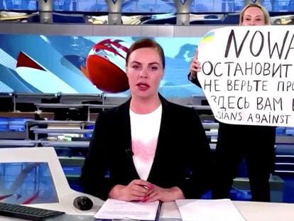 Marina Ovsyannikova sostiene un cartel contra la guerra durante los informativos del Canal 1 de la televisión rusa, el pasado 14 de marzo.