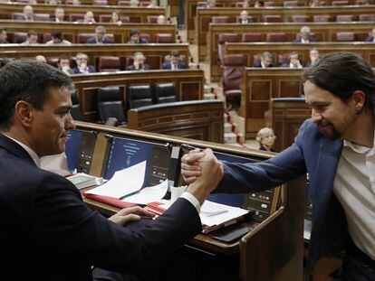 Pablo Iglesias saluda a Pedro Sánchez durante la moción de censura a Rajoy. 