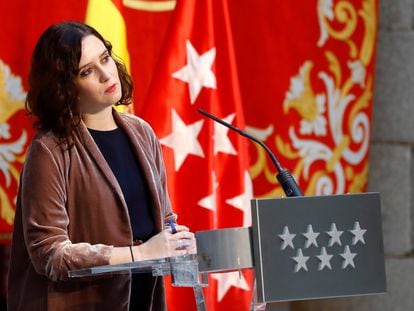 La presidenta de la Comunidad de Madrid, Isabel Díaz Ayuso, comparece en una rueda de prensa en la sede del gobierno regional este martes para presentar el balance 2020 de la comunidad que preside.