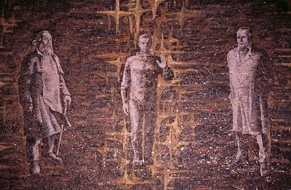 Mosaico de azulejos con tres figuras históricas del programa espacial de la Unión Soviética: Tsiolkovsky, Gagarin y Koroliov.