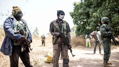 Miembros del MFDC durante la liberación de siete soldados senegaleses en Baipal (Gambia) el pasado 14 de febrero.