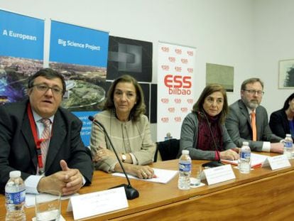 Mesa que ha presidido la presentaci&oacute;n del proyecto de ESS Bilbao.