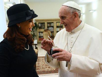 La presidenta argentina, Cristina Fern&aacute;ndez, y el Papa, en marzo de 2013