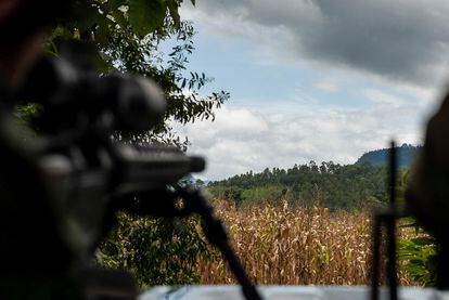 Dos tiradores de las fuerzas prodemocracia observan las posiciones del Ejército birmano en el frente entre Myawady y Lay Lay Kaw, el pasado septiembre.