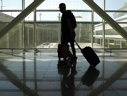 Un viajero en el aeropuerto del Prat de Llobregrat de Barcelona, este domingo.