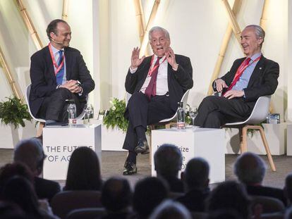 Desde la izquierda, Miguel Albero, Mario Vargas Llosa y Luis Alberto de Cuenca.  