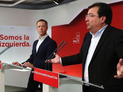 El presidente de Extremadura, Guillermo Fern&aacute;ndez Vara, y el portavoz socialista en el Senado, Ander Gil, durante la rueda de prensa posterior a la reuni&oacute;n de la ejecutiva.