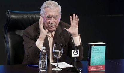 El escritor Mario Vargas Llosa, en la presentación de su nuevo libro, hoy miércoles en la Casa de América.
