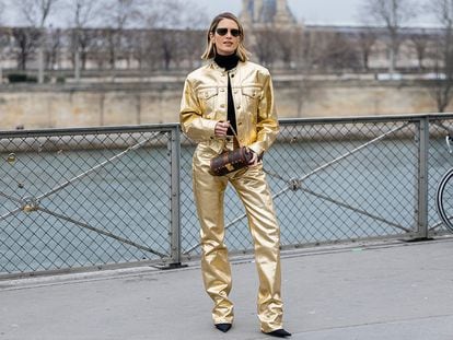 La 'influencer' Helena Bordon con un look dorado de Louis Vuitton durante la Paris Fashion Week Fall Winter 2023 2024.