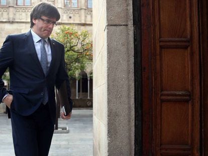El presidente de la Generalitat, Carles Puigdemont, a su llegada a la reunión semanal del ejecutivo catalán.