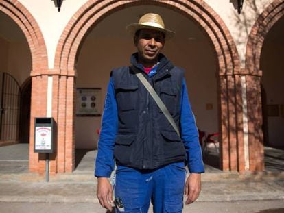 Said al Ghoury, de origen marroquí, posa delante del único bar de Visiedo, un pueblo en el norte de Teruel, la semana pasada. FOTO: V. Sainz. VÍDEO: L. Álmodovar / P. Casado