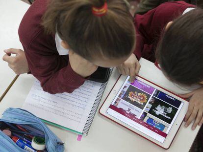 Dos ni&ntilde;os de un colegio de Algete (Madrid), en clase de Nuevas Tecnolog&iacute;as.