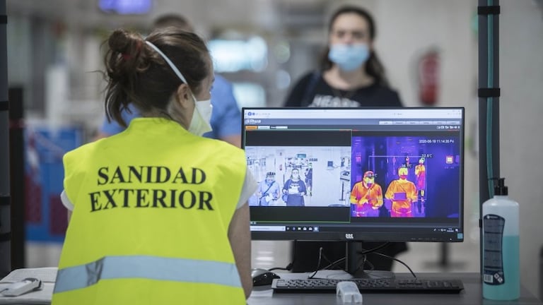 Controles sanitarios en el aeropuerto de El Prat, el 19 de junio.