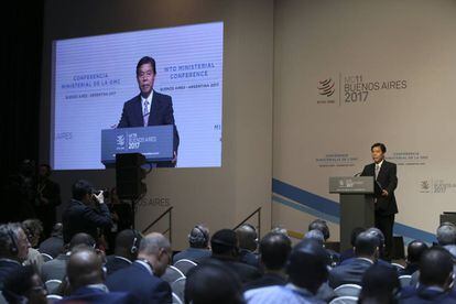 El secretario de Comercio chino, Zhong Shan, habla ante el plenario de la OMC en Buenos Aires.