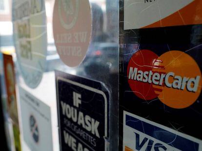 Logos de Mastercard y Visa en una tienda en Estados Unidos