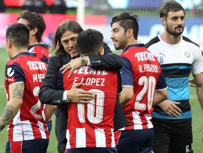 Almeyda celebra con sus jugadores