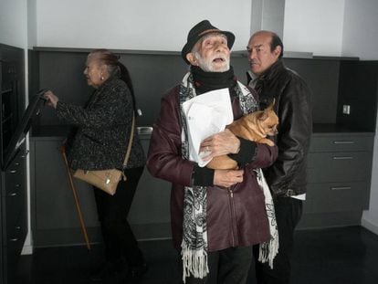 Llogaters dels pisos per a gent gran de Ca l'Isidret, a Barcelona, després de rebre les claus.