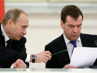 Vlad&iacute;mir Putin (izquierda), junto a Dimitri Medv&eacute;dev.