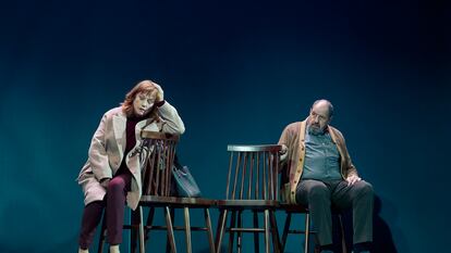 Rosa Renom y Josep Maria Pou en una escena de la obra 'El pare', en el Teatre Romea de Barcelona.