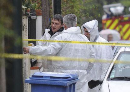 Vista del cord&oacute;n policial en el exterior de la vivienda del asesino de Toulouse.