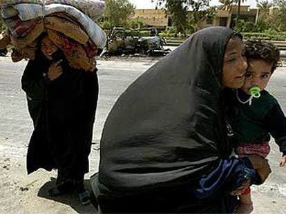 Una mujer iraquí, con su hijo, en las afueras de Bagdad.