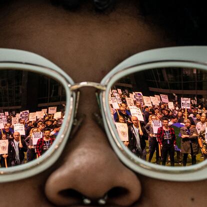 Manifestación de trabajadores de Amazon contra el blanqueo verde ('greenwashing') de la compañía, entre otros motivos, este miércoles en Seattle (EE UU).