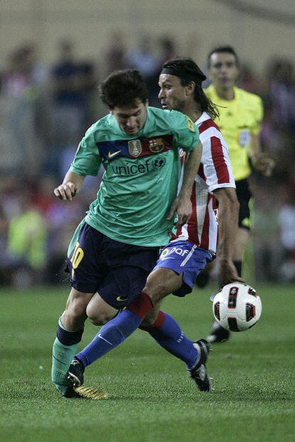 Instante en el que Ujfalusi pisa el tobillo derecho de Messi en la jugada que le costó la expulsión al central checo.