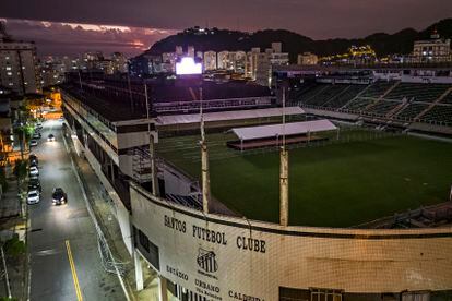 Vila Belmiro, el estadio del Santos FC, viene a prepararse para el velatorio en el centro del terreno de juego.