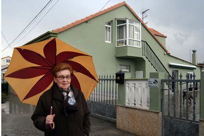 Benigna Díaz Corral, frente a la casa de Cornido, en Narón, donde ayudaba a refugiarse a perseguidos políticos por la dictadura.