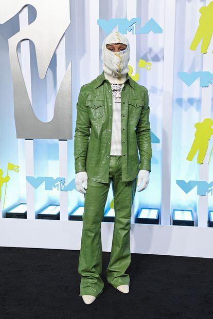El rapero estadounidense Toosii, con traje verde y balaclava.