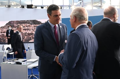El presidente, Pedro Sánchez, con el príncipe Carlos de Inglaterra en el G-20.