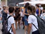Dos niños se preparan para entrar a clase en el colegio Isabel la Católica, en Santa Cruz de Tenerife.