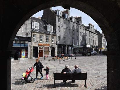 Varios ciudadanos en la calle del Castillo, el 1 de junio en Aberdeen.