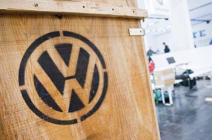 Una caja con el logotipo de Volkswagen en Hannover (Alemania)