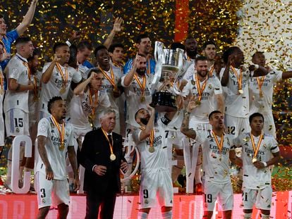 El Real Madrid levanta el título de Copa del Rey, este sábado en el Estadio de La Cartuja (Sevilla)