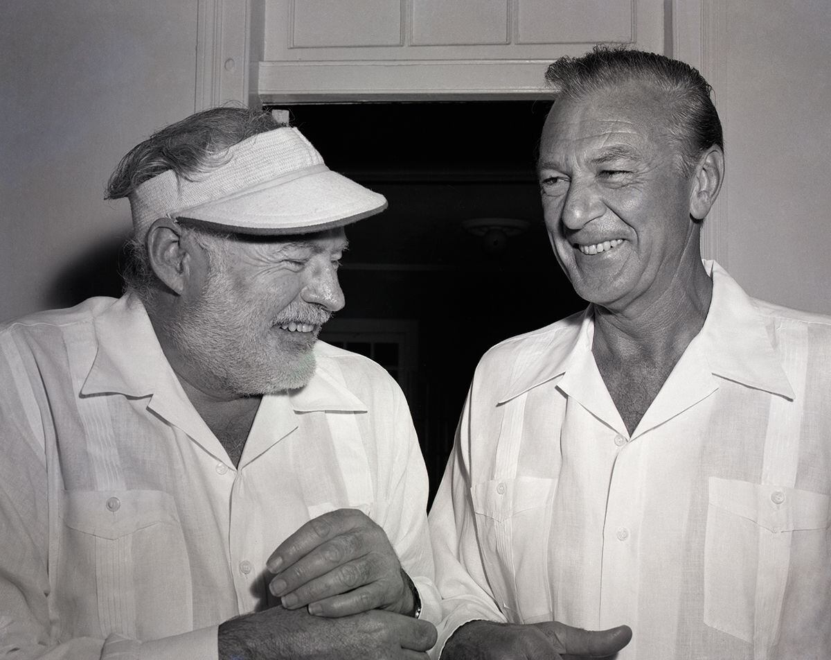 El escritor Ernest Hemingway y el actor Gary Cooper en 1956 con sus guayaberas.