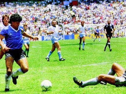 Maradona regatea a Peter Shilton antes de anotar su segundo gol en el partido entre Argentina e Inglaterra de cuartos de final del Mundial de México 86.